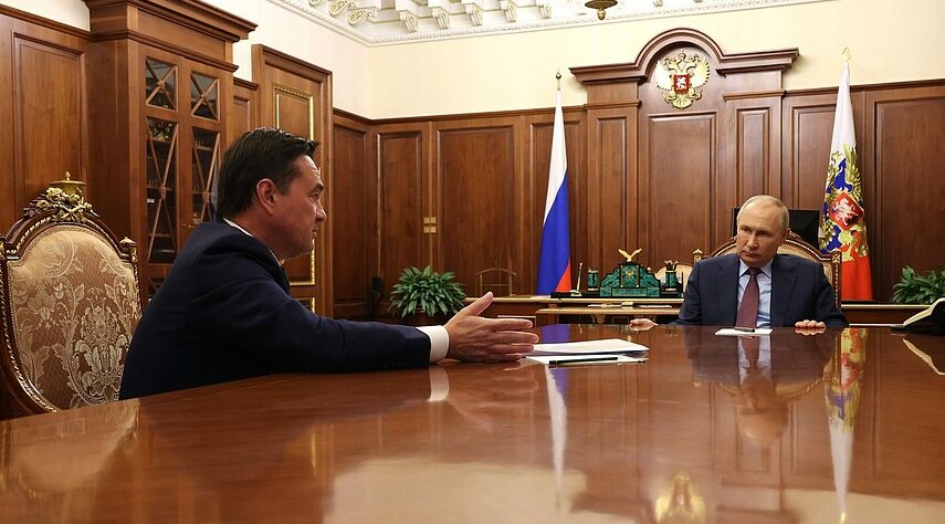 INFORMARE VS DEZINFORMARE. Cum este reflectată o întâlnire a lui Vladimir Putin cu guvernatorul Moscovei. Kremlinul înlocuiește dronele cu asteriscuri