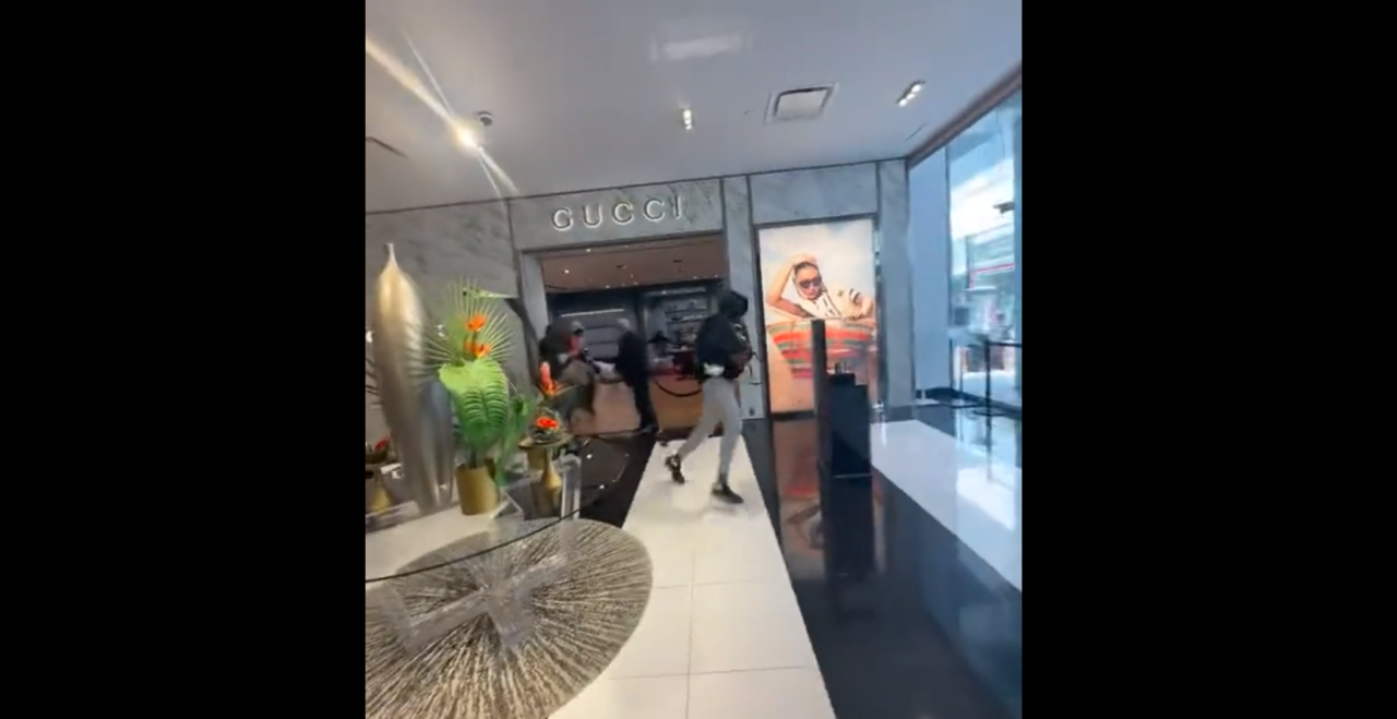 VIDEO | Cum se fură dintr-un magazin GUCCI? În gașcă și în pas alergător.