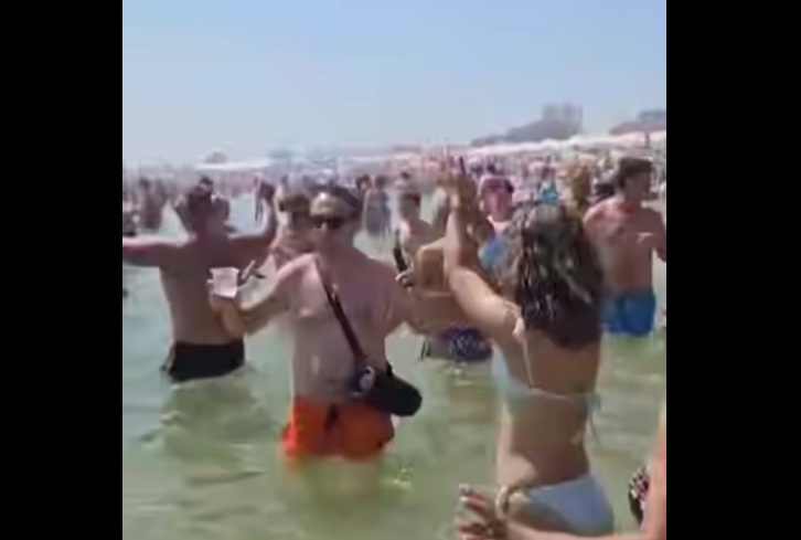 VIDEO. Distracție „românească” la Eforie. Un bărbat a intrat cu boxa în mare. Ritmurile de manele au atras mai mulți turiști