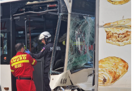 FOTO-VIDEO: Accident grav pe Calea Dorobanți din București, în care a fost implicat un autobuz STB. Patru persoane, transportate la spital