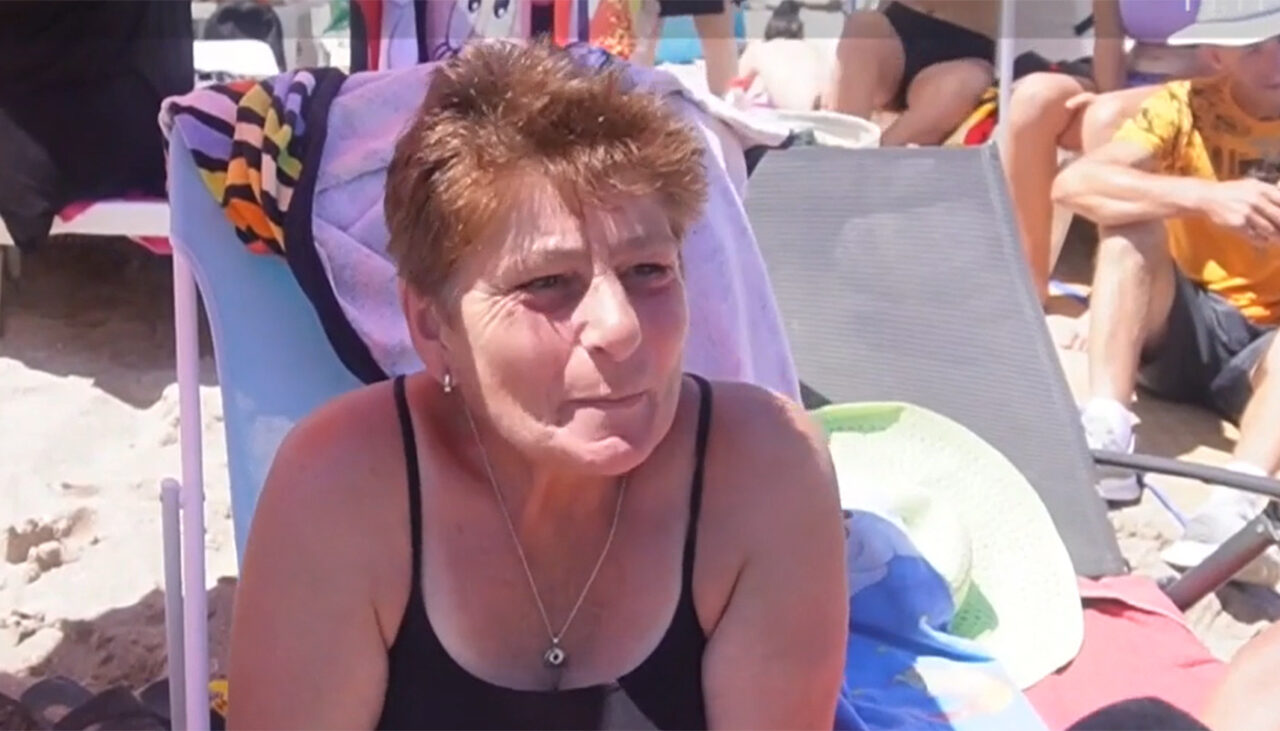 Soluția găsită de această pensionară pe o plajă din Costinești, după ce a aflat că un șezlong costă 50 de lei/zi