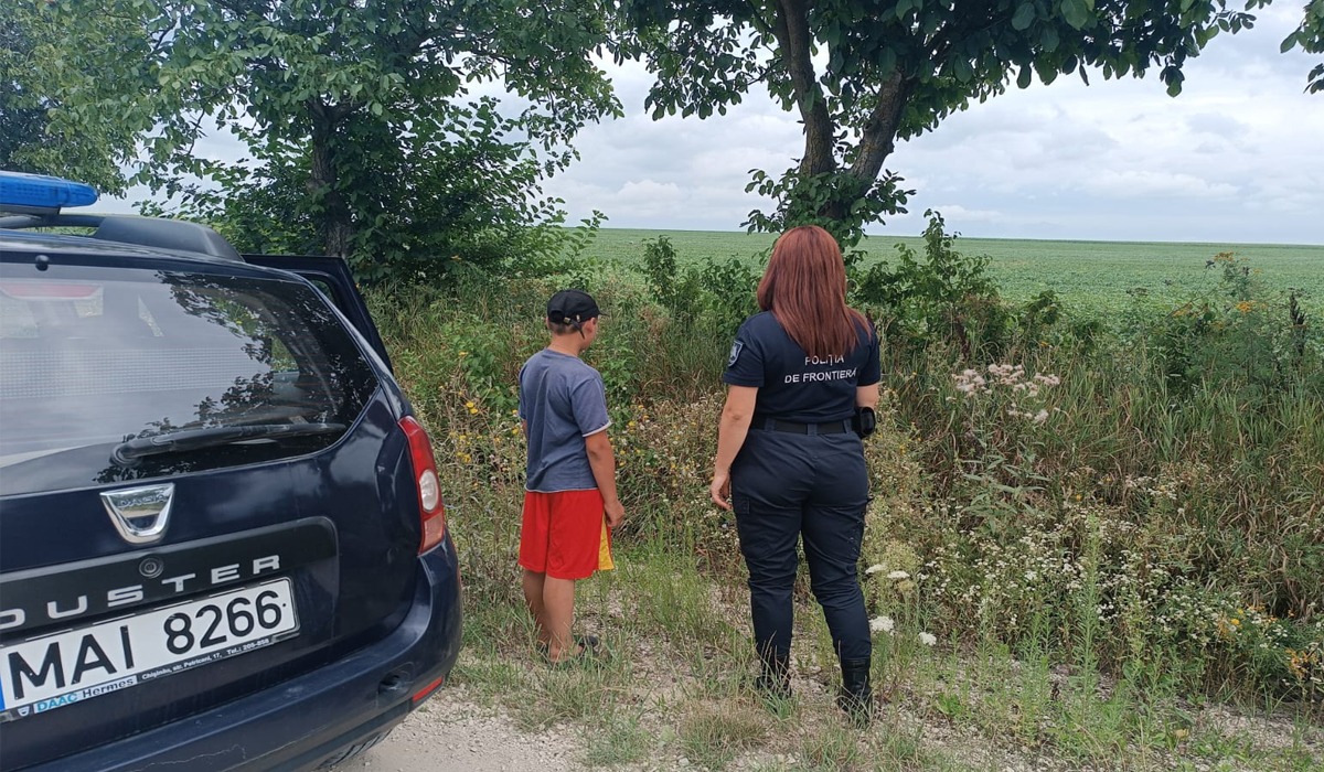 Un băiat de 13 ani cu răni la mâini, găsit în Republica Moldova după ce a trecut ilegal granița Ucraina. Ce le-a MĂRTURISIT polițiștilor