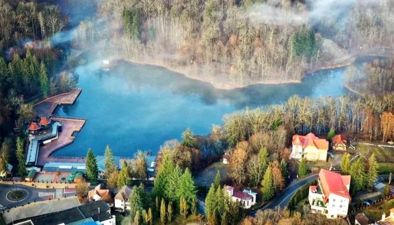 Lacul de basm din România. Este UNIC în Europa, dar puțini turiști de la noi știu de existența lui