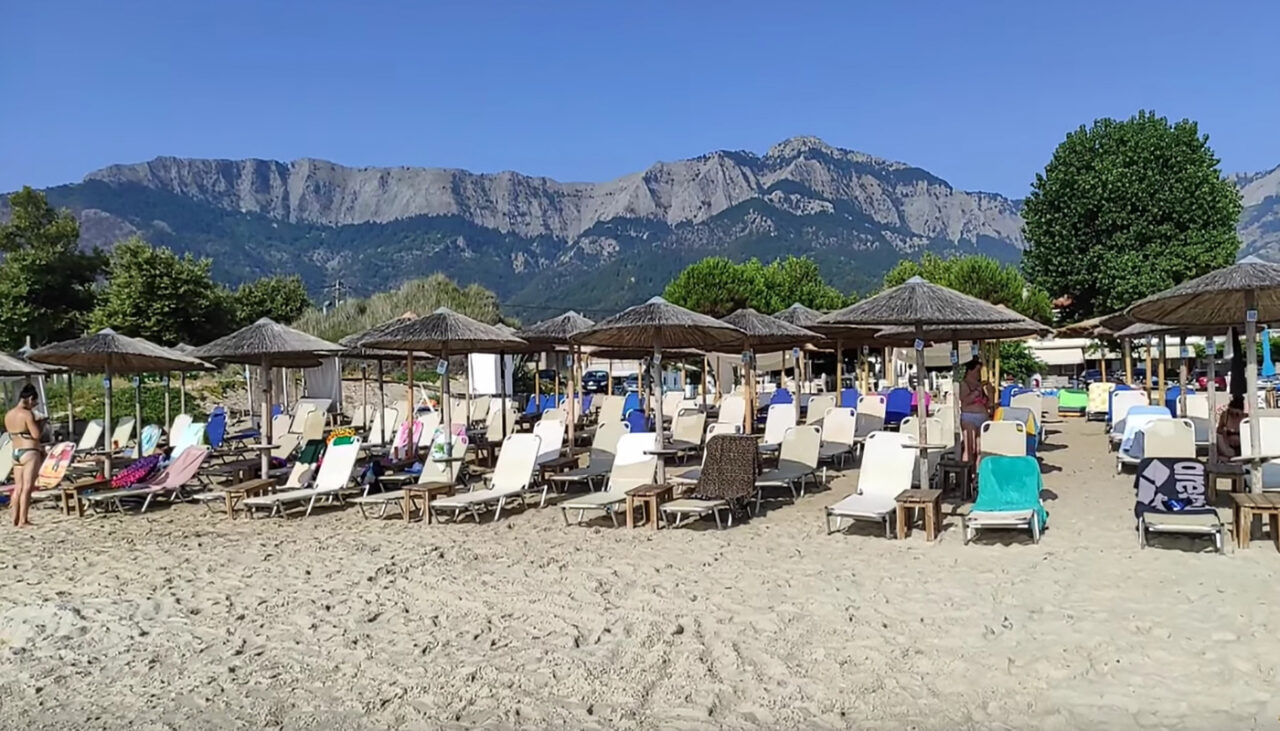Cum a fost ÎNȘELAT un român pe o plajă din Thassos, după ce a închiriat o umbrelă. A chemat imediat poliția