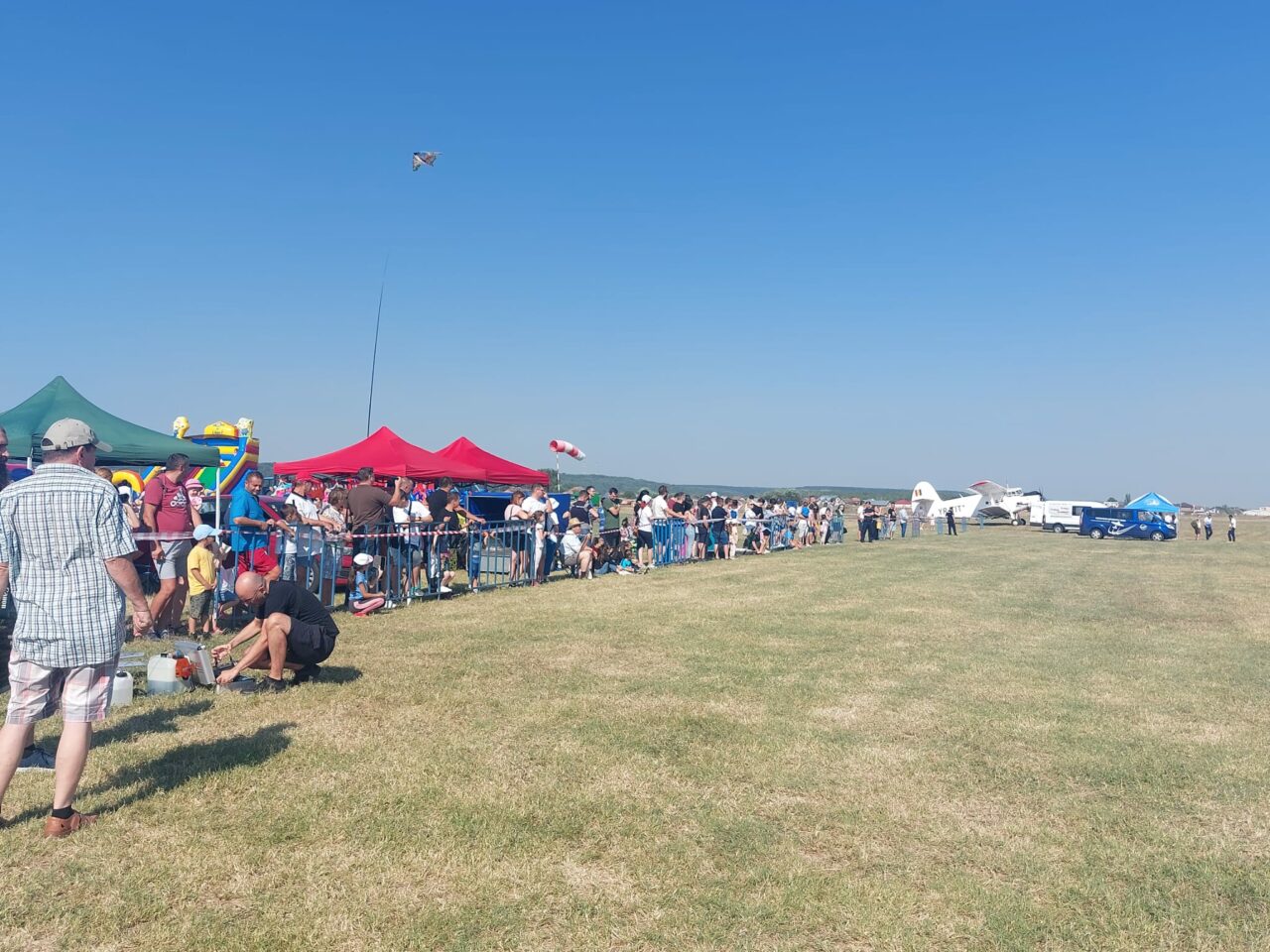 VIDEO | Show aviatic la aerodrom, organizat de Aeroclubul Craiova. Zeci de avioane au făcut spectacol pe cer