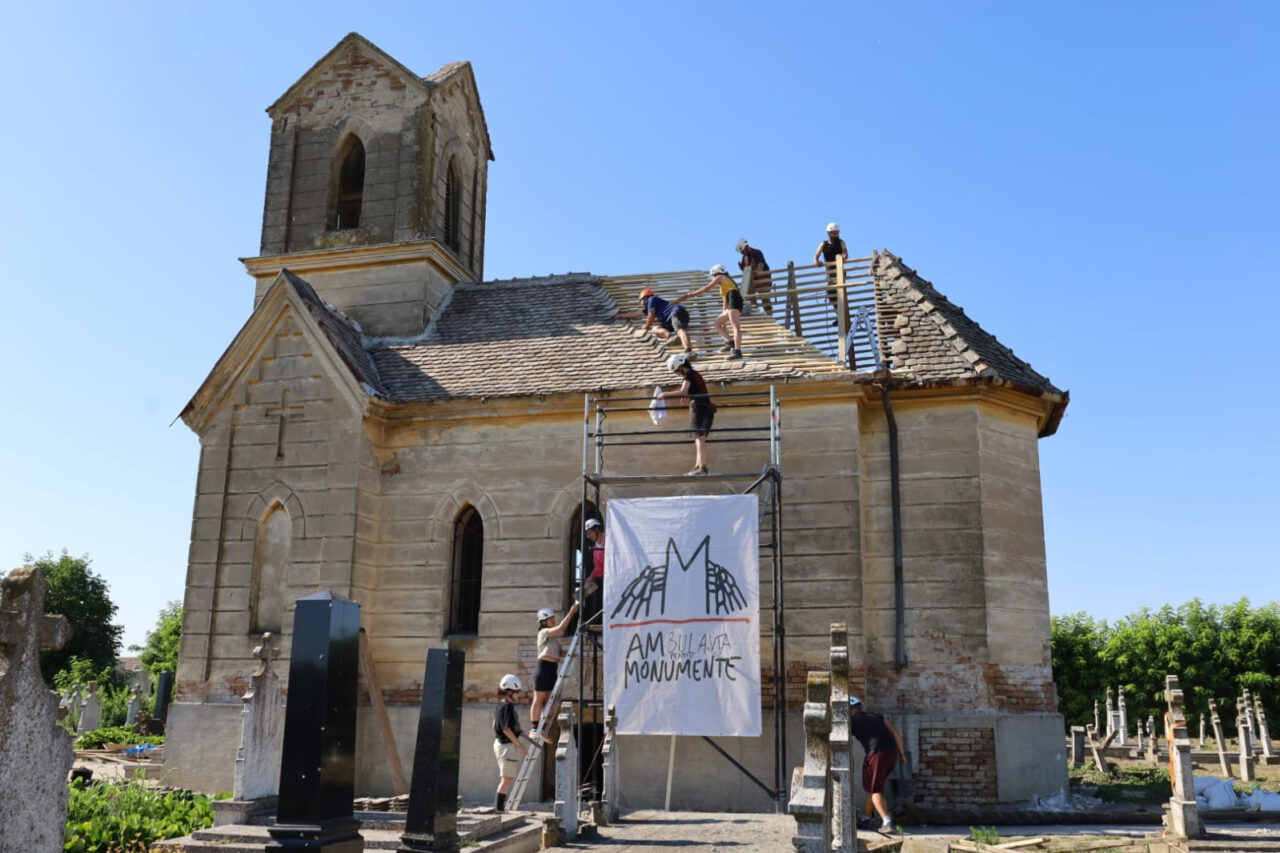 Cel mai vechi cimitir al șvabilor din Banat, salvat de Ambulanța pentru Monumente. Voluntarii au descoperit și un car mortuar, vechi de peste un secol