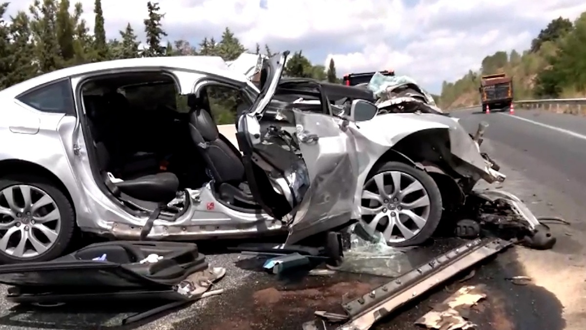 VIDEO | O maşină cu numere de Cluj, implicată într-un accident mortal lângă Salonic. Părinţii au murit, cei doi copii sunt grav răniţi