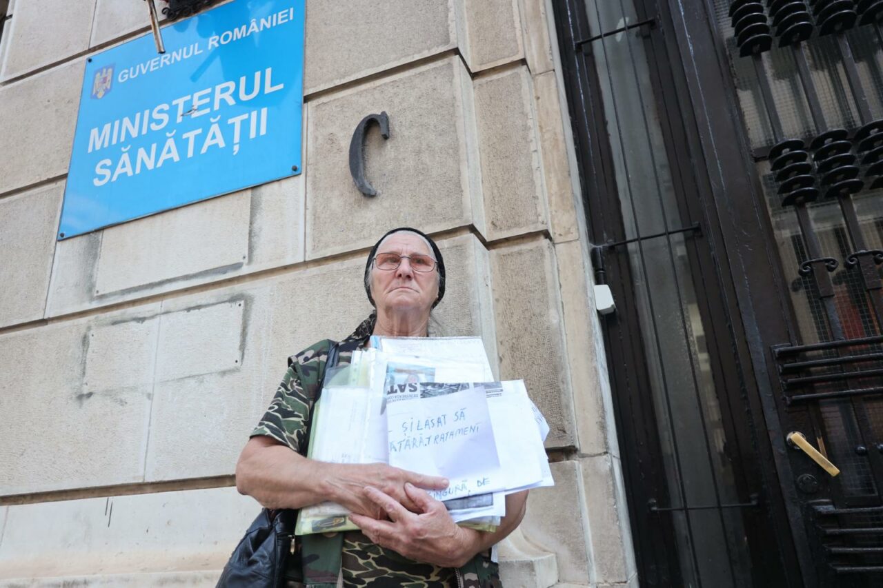 VIDEO | 1000 de membri AUR strigă „demisia, Rafila”, în fața ministerului Sănătății. Alexandru Rafila spune că vaccinarea NU devine obligatorie