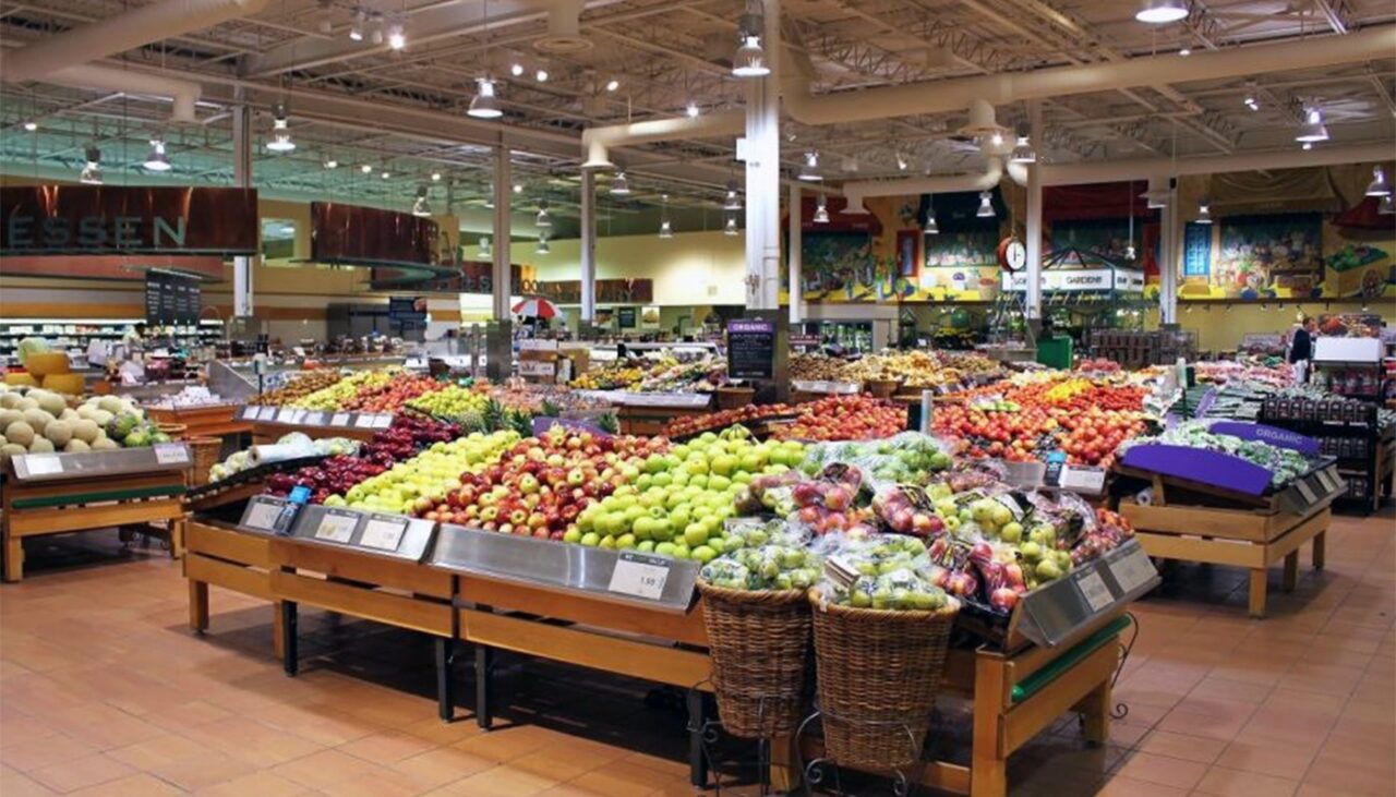 Motivul pentru care rafturile cu fructe și legume sunt amplasate la intrarea în supermarketuri. Care e strategia SECRETĂ, de fapt