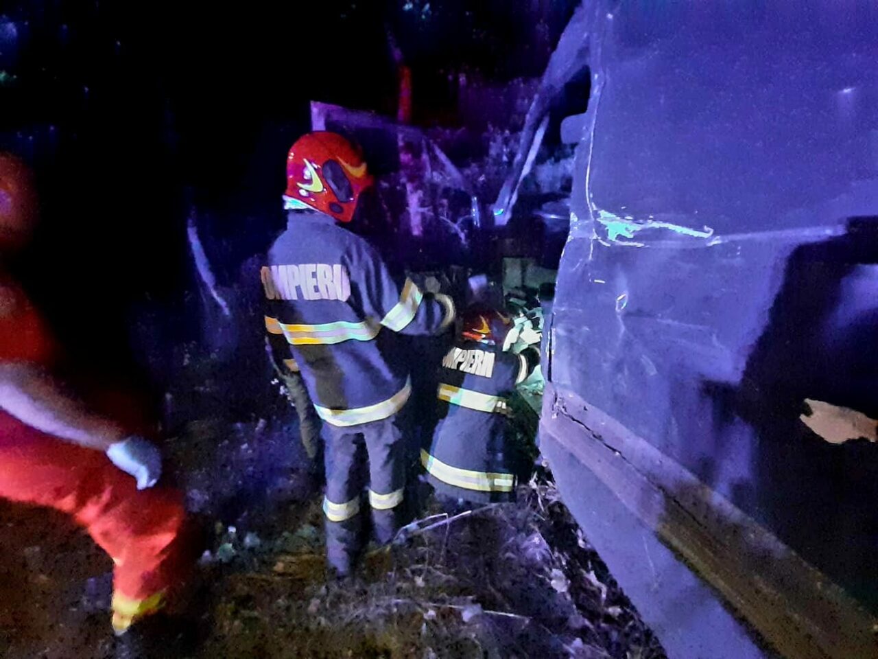 VIDEO | Șofer ÎNCĂTUȘAT de polițiști în comuna Ghimpați. Acesta nu avea permis de conducere și a fugit de la locul accidentului