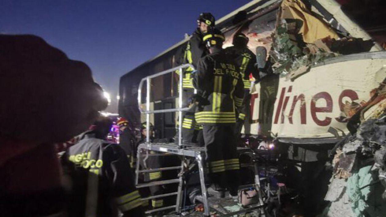 Accident cumplit în Italia! Zeci de răniți după ce un autocar a lovit un camion pe o autostradă