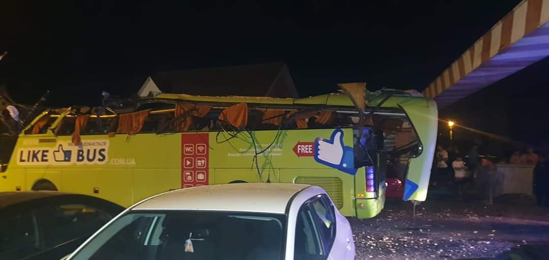 UPDATE | Un autocar cu ucraineni a lovit un limitator de înălțime, la Năvodari. Planul Roșu de Intervenție, activat / Bilanțul victimelor (VIDEO)