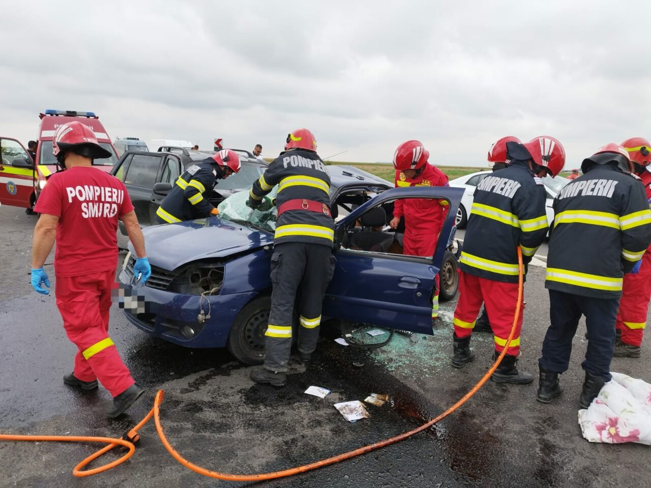 GALERIE FOTO. Accident cumplit în Ialomița. Două persoane au murit, iar alte patru sunt rănite / A fost solicitat elicopterul SMURD