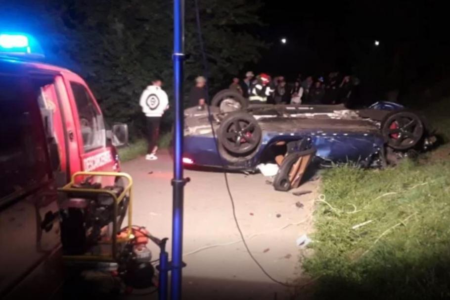 Un cetățean străin, fără permis, s-a răsturnat cu mașina pe o stradă din MEDIAȘ. Șoferul și o tânără au ajuns la spital