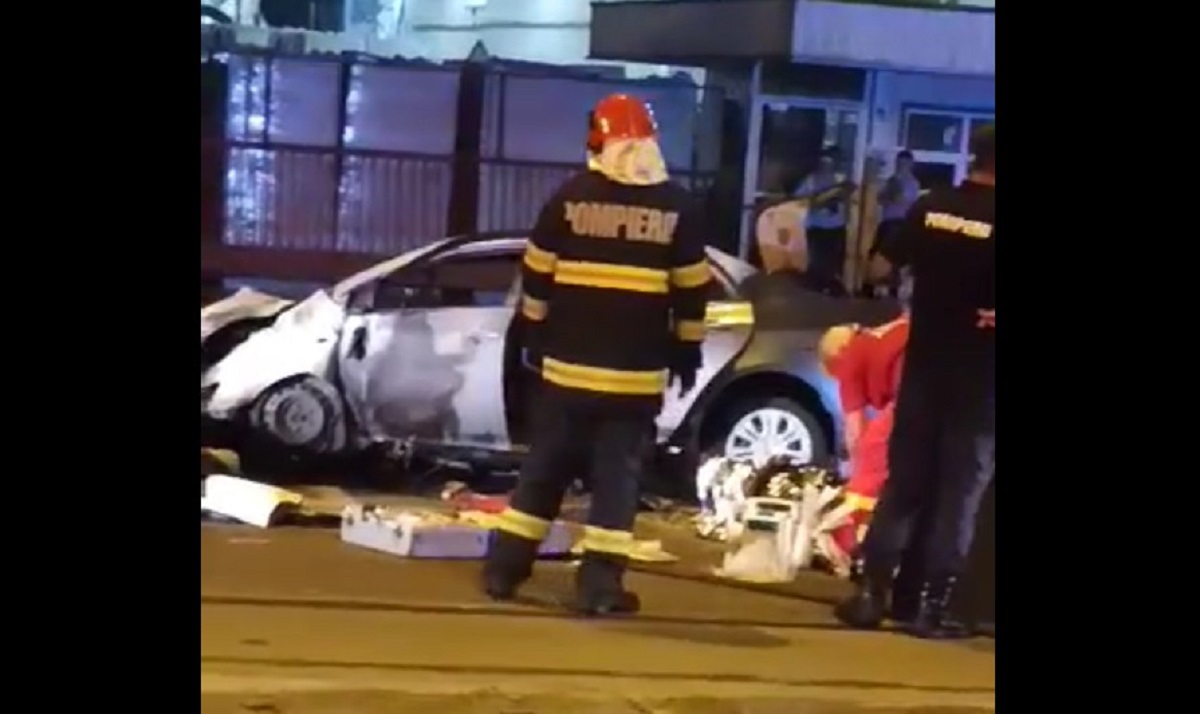 Zi neagră pe străzile din România. Doi tineri au ars de vii, după ce mașina în care erau a intrat într-un stâlp