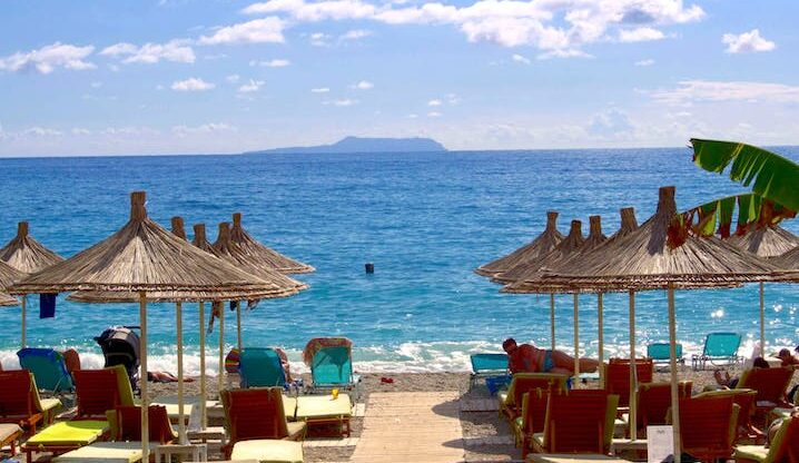 Cât costă o noapte de cazare într-un hotel de pe litoralul din Albania, locul unde se duc în vacanță din ce în ce mai mulți români