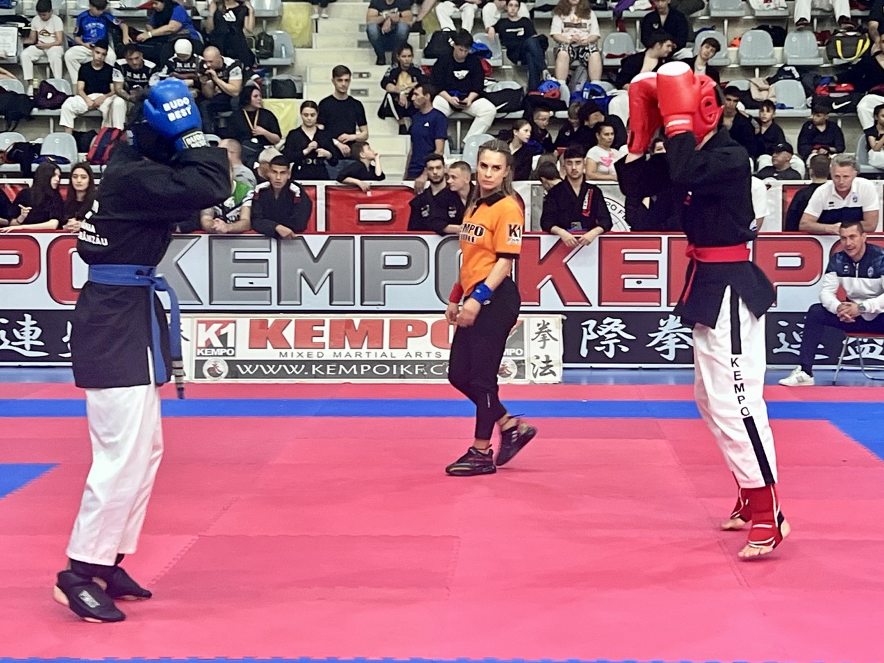 Cine împarte dreptatea pe TATAMI! „Este interesant să vezi bărbați la peste 90 de kilograme cum ascultă de ele”