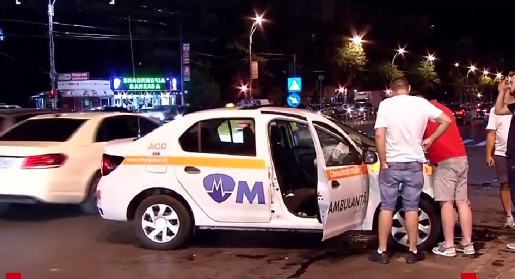 Un șofer de AMBULANȚĂ a provocat un accident teribil, în București. Bărbatul a spulberat un semafor