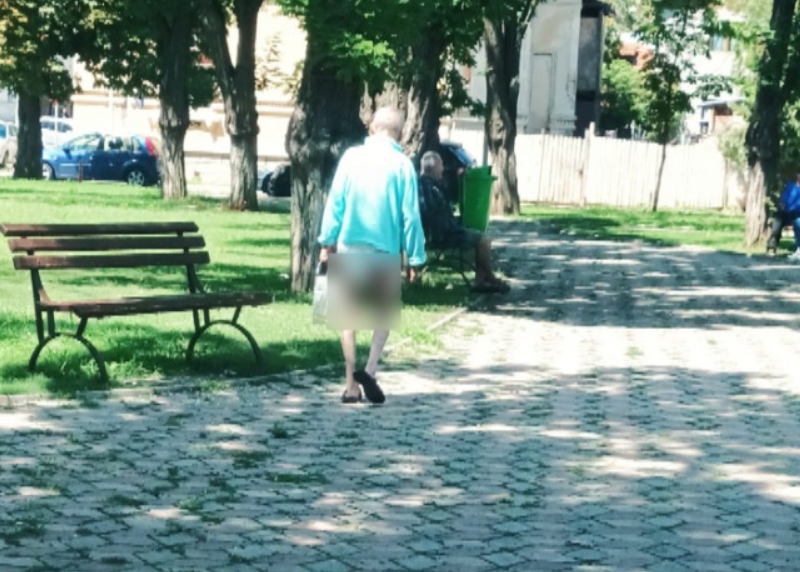 Imagini șocante la BUZĂU. Bătrân fugit din spital, în scutece și cu sonda urinară, surprins pe stradă