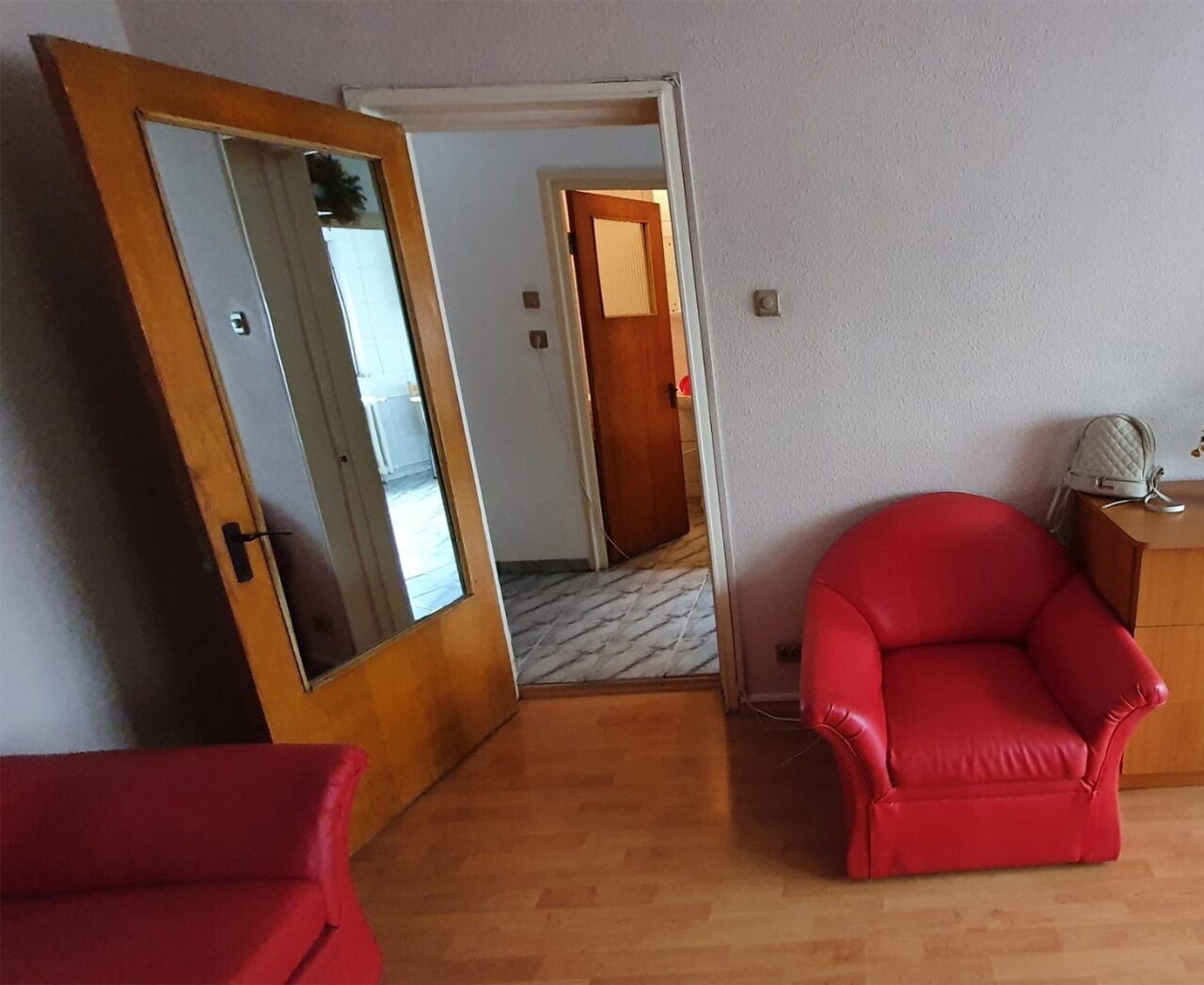 Nicio faptă bună nu rămâne nepedepsită! Ce a pățit o bucureșteancă, după ce i-a DONAT unei femei canapeaua din sufragerie