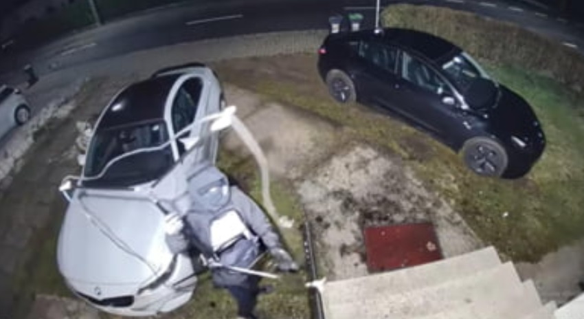 VIDEO | Cum poți fura o mașină în mai puțin de un minut. Hoții unui BMW au fost surprinși pe camerele de supraveghere
