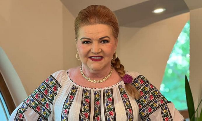 Cum a ajuns Maria Cârneci să cânte la o nuntă la care NU ERA INVITATĂ. ”Oamenii la care am cântat își dădeau coate”