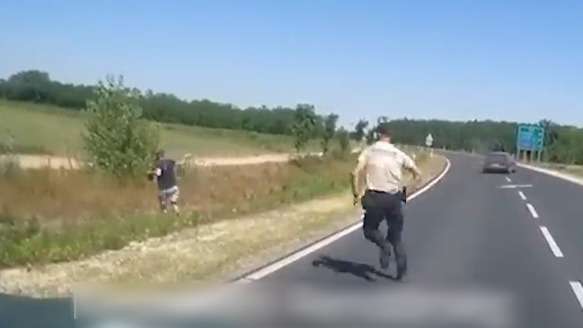 VIDEO | Un nou film cu Charlie Chaplin a rulat pe autostrada 55 din Ungaria. Un șofer român a sărit din mers dintr-o mașină burdușită cu sirieni