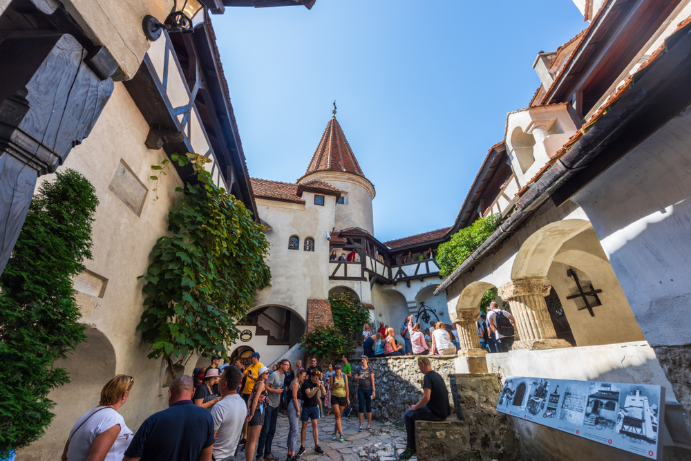 Turiști șocați la Bran: „Mai bine mă uit de afară!”