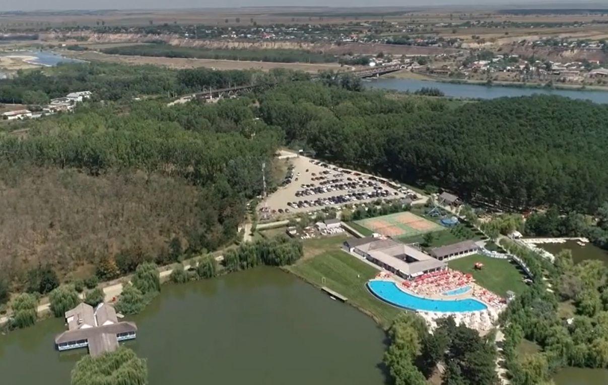 Un român a transformat un loc uitat de lume în cel mai mare parc de AGREMENT din țara noastră. Destinația turistică se află la 200 km de București