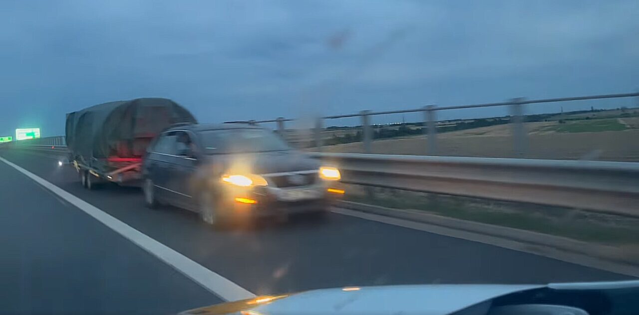 VIDEO | Cum a fost surprins un șofer pe CONTRASENS pe autostradă: „Toată lumea merge greșit, numai tu mergi bine?”