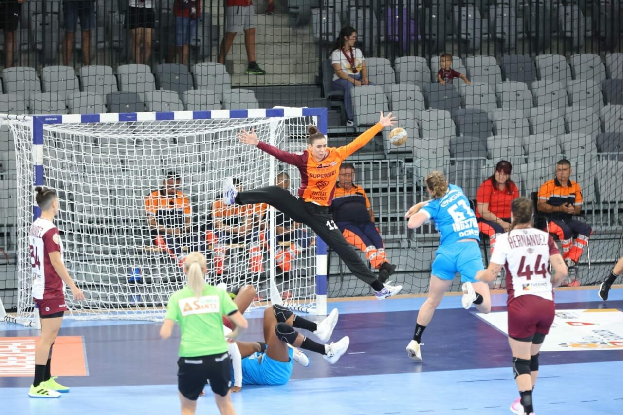 CSM București a ZDROBIT pe Rapid în Supercupa României la handbal feminin! Victorie clară pentru campioană la Pitești