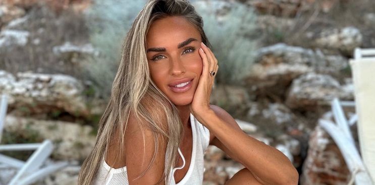FOTO / Diana Munteanu, show în costum de baie. Își etalează formele în cele mai SEXY poziții