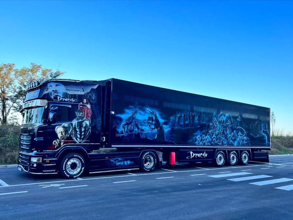 Ovidiu din Arad șochează cu TIR-ul său, denumit „Dracula”. „Dorm foarte bine în sicriu”
