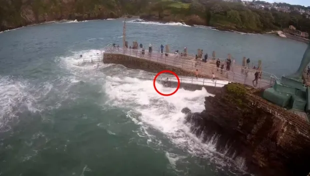 VIDEO. Scene dramatice pe un dig din Anglia. O fetiță a fost înghițită de mare, în timp ce se juca cu prietenii