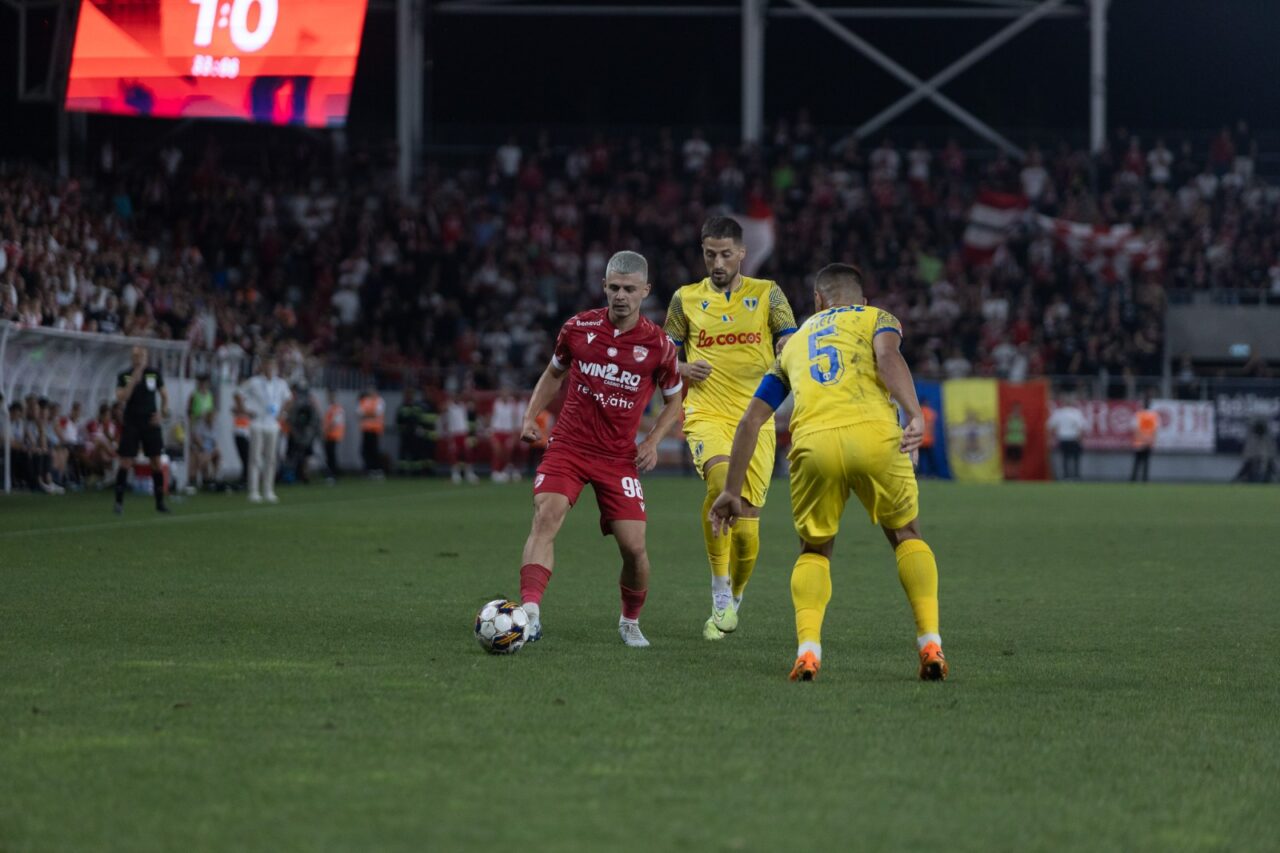 Ovidiu Burcă a găsit VINOVATUL la scorul de la Dinamo-Petrolul! „Credeţi că o să ne dea cineva banii înapoi că nu s-a prezentat gazonul cum trebuie?”