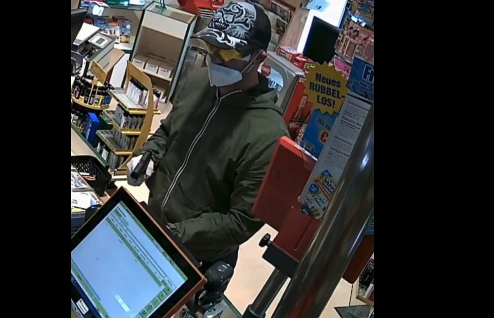 VIDEO | Scenă de jaf ruptă din BANCURILE cu Bulă în Austria. Un hoț ghinionist pleacă acasă, după ce casiera îi spune, plictisită, că e ora închiderii