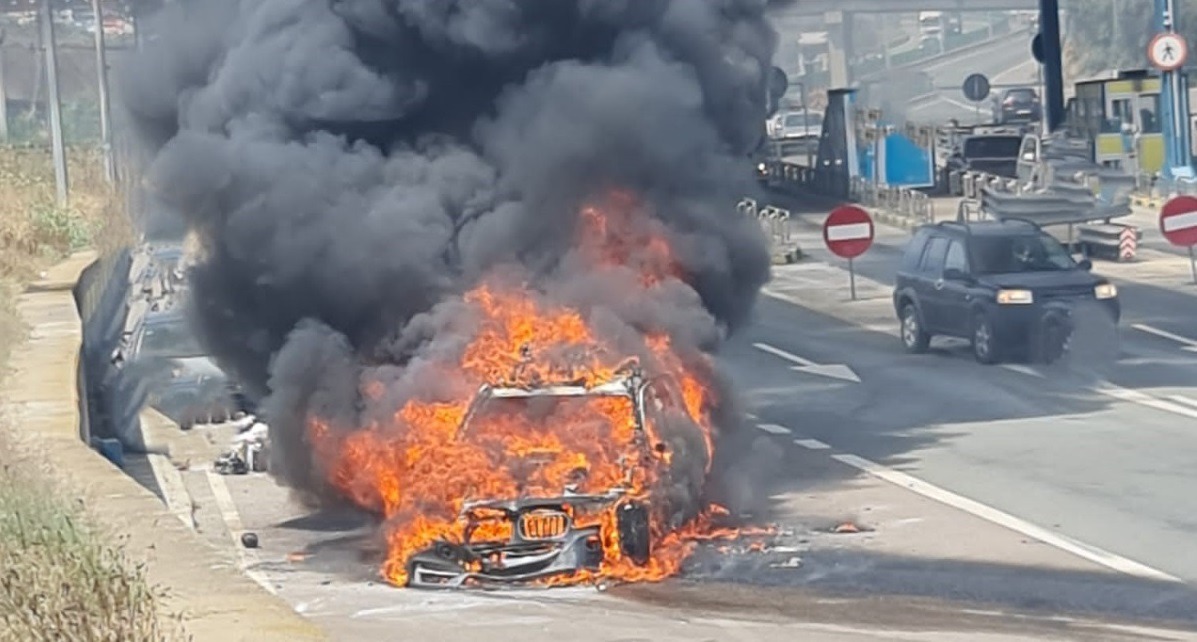 Incendiu spectaculos pe Autostrada Soarelui. Un BMW a fost mistuit de foc în câteva minute. Care a fost cauza