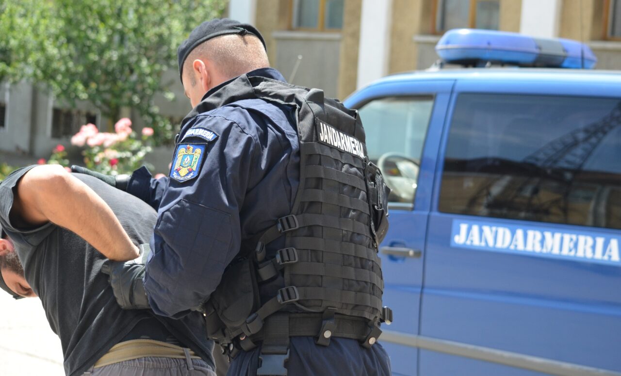 Incident șocant în Galați. Un bărbat a amenințat cu CUȚITUL un șofer / Ce explicații a putut să le dea jandarmilor