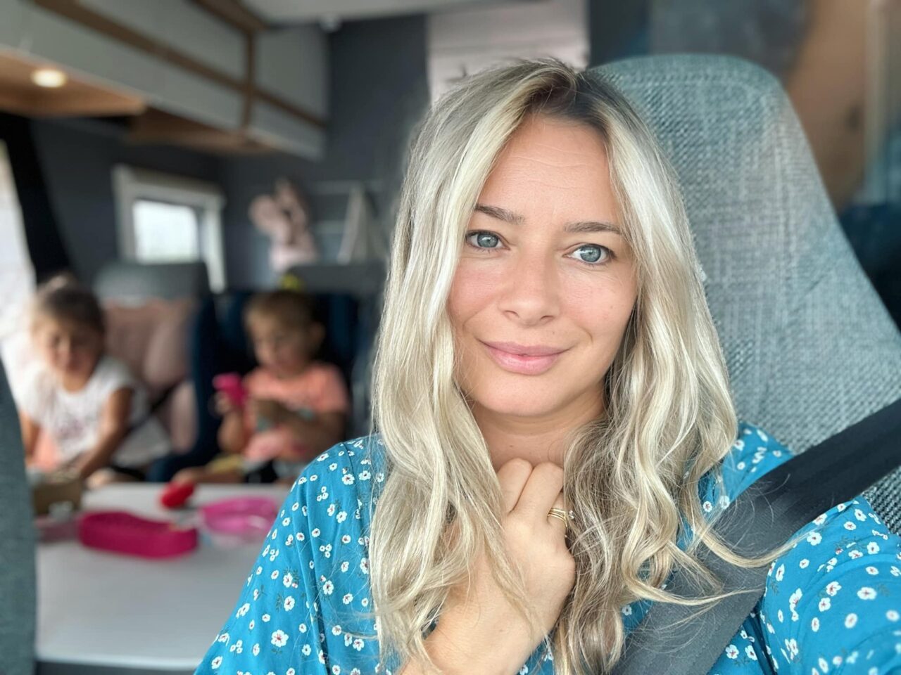 Laura Cosoi s-a ACCIDENTAT în timpul vacanței din Munții Apuseni: „Am crezut că m-a lovit trenul. Nici acum nu îmi simt partea stângă a feței”