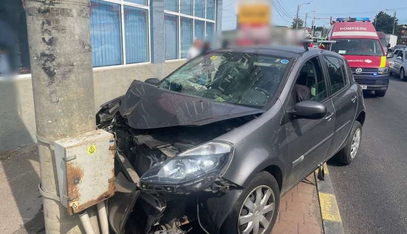 O femeie din Suceava s-a urcat cu mașina pe trotuar, lovind patru persoane, dintre care doi copii