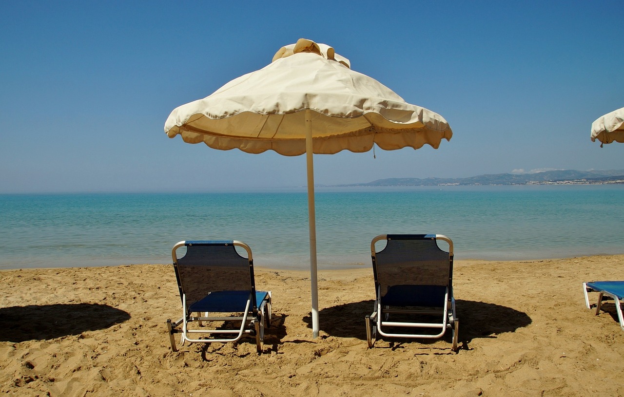 Cât costă un șezlong la mare în extrasezon. Prețul este ireal!