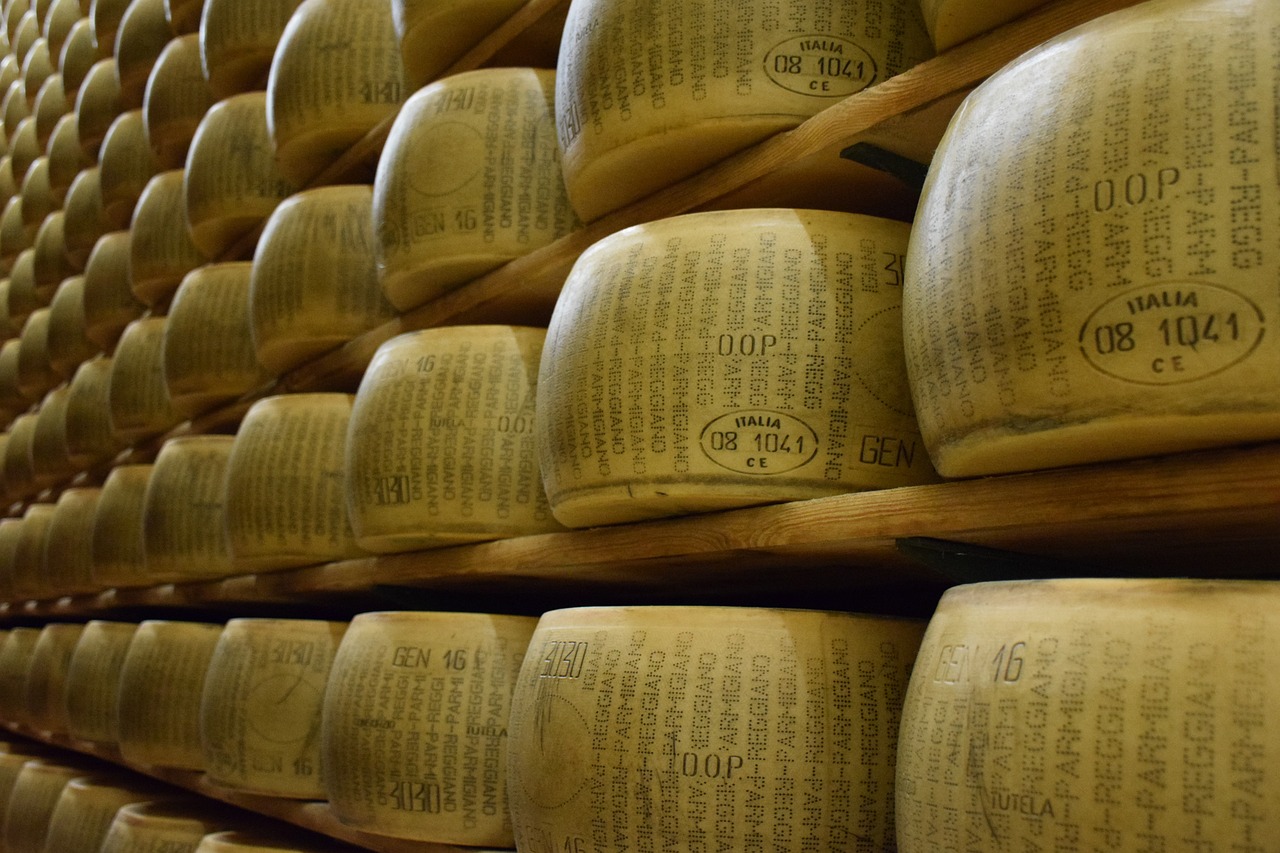 Moartea bizară a unui producător de brânzeturi din Italia. Bătrânul Giacomo a fost STRIVIT de roțile de parmezan din depozit