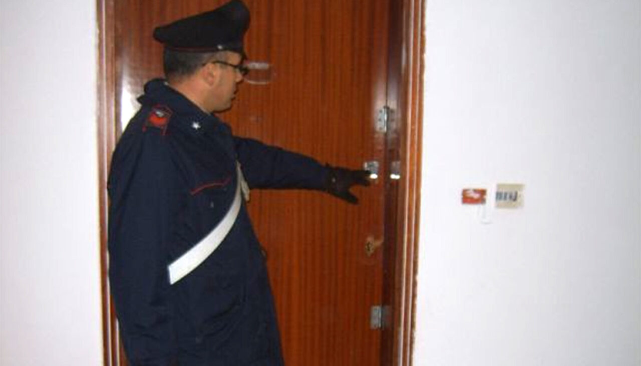 Un român din Italia s-a trezit la ușă cu carabinierii, după ce vecinii sunaseră la Poliție, crezând că ȚIPĂ la nevastă. Cu cine se certa, de fapt