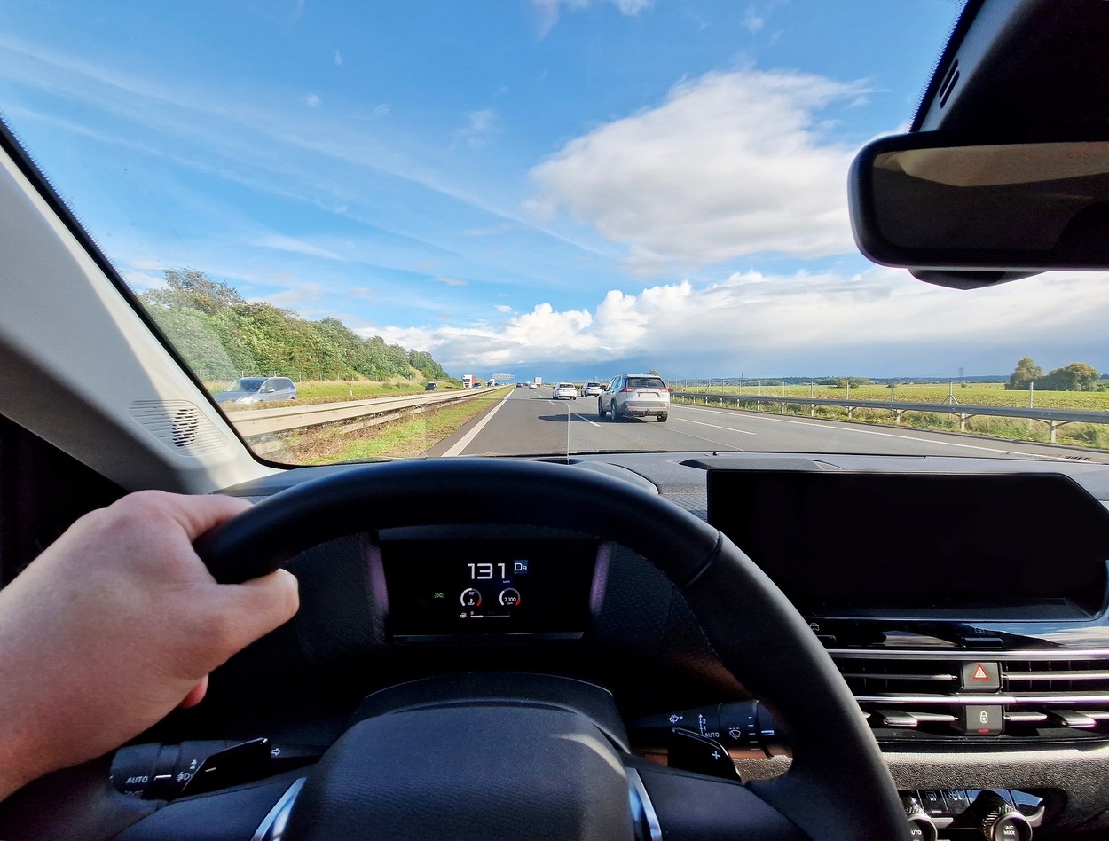 PEDEAPSĂ „maximă” primită de un tânăr șofer prins când „zbura” cu 227 km/h pe Autostrada A3