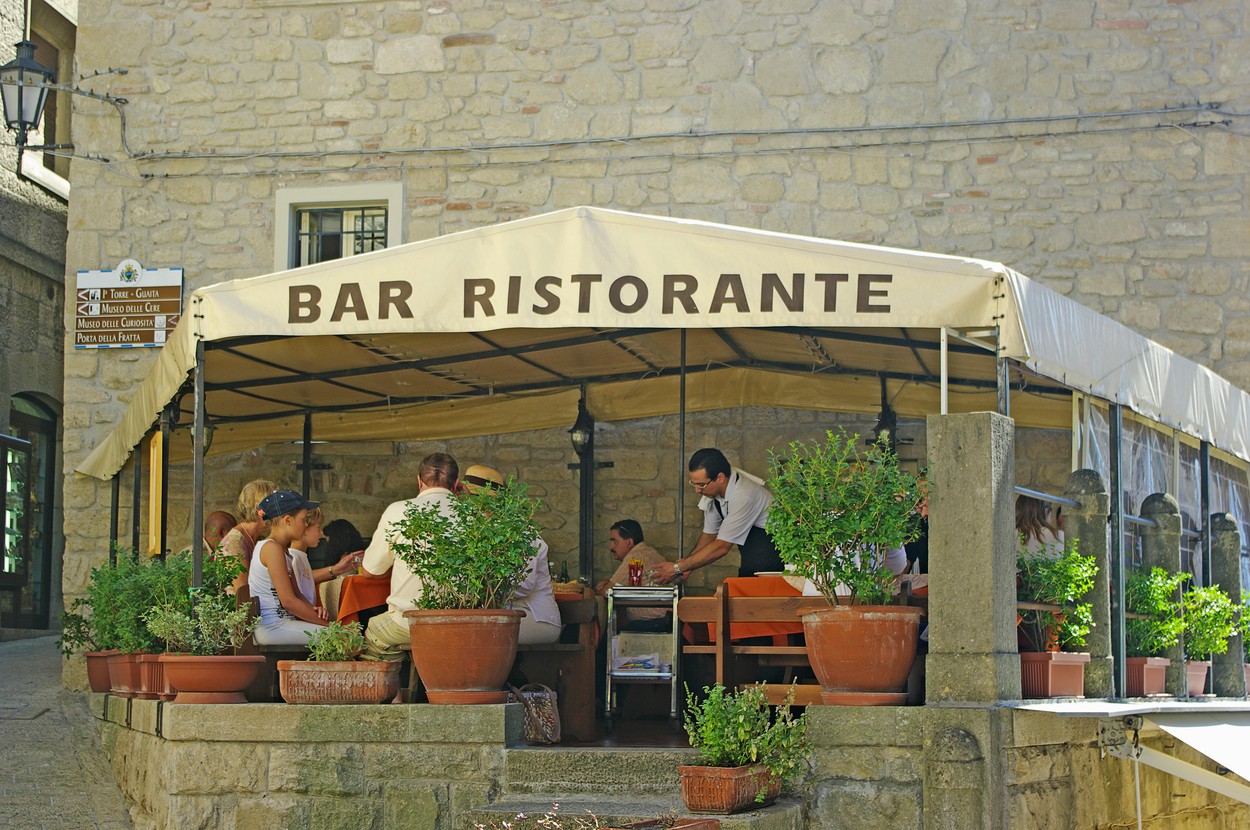 Ce a PĂȚIT un turist care a fugit de la restaurant fără să achite consumația în valoare de 100 de euro