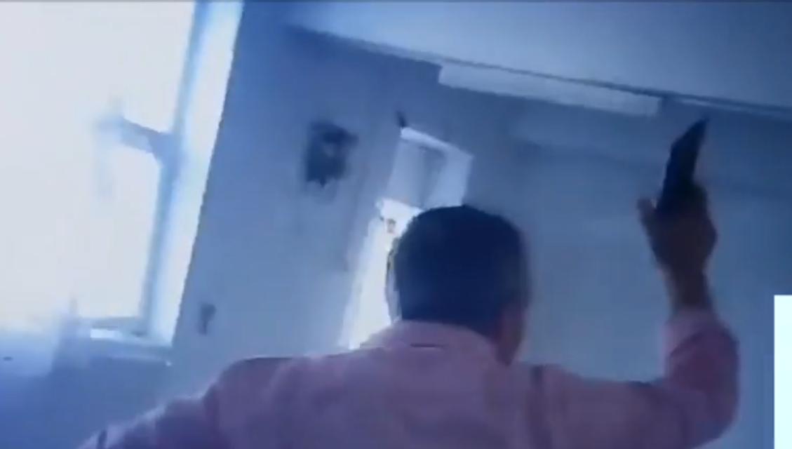 SCANDAL monstru în sediul primăriei unei comune din Mehedinți: „Bă, nu ţi-e ruşine? Că-ţi dau una de mori! Domn’ primar, daţi-mi telefonul”