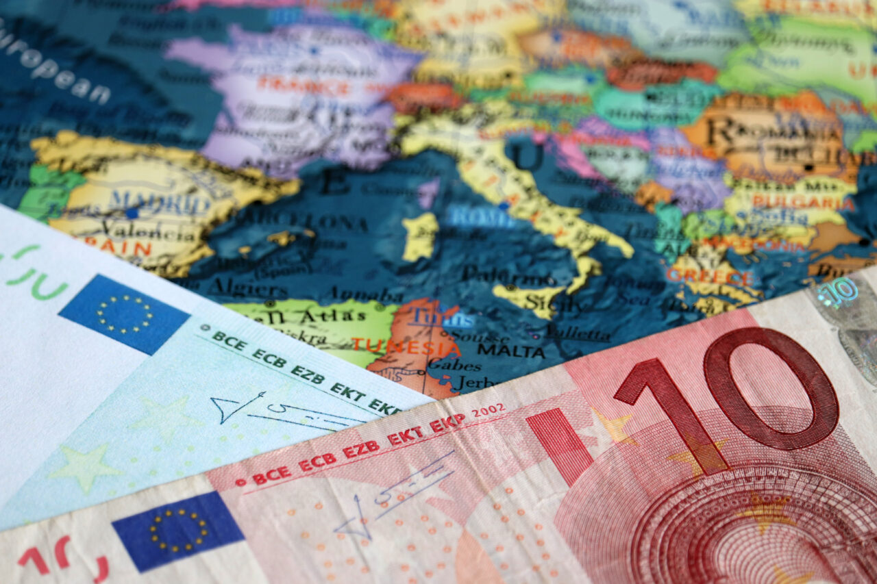 Daniel Dăianu: „Datoria poate fi tot mai amenințătoare dacă deficitul nu va fi redus”. Cât de pregătită este România pentru zona euro?