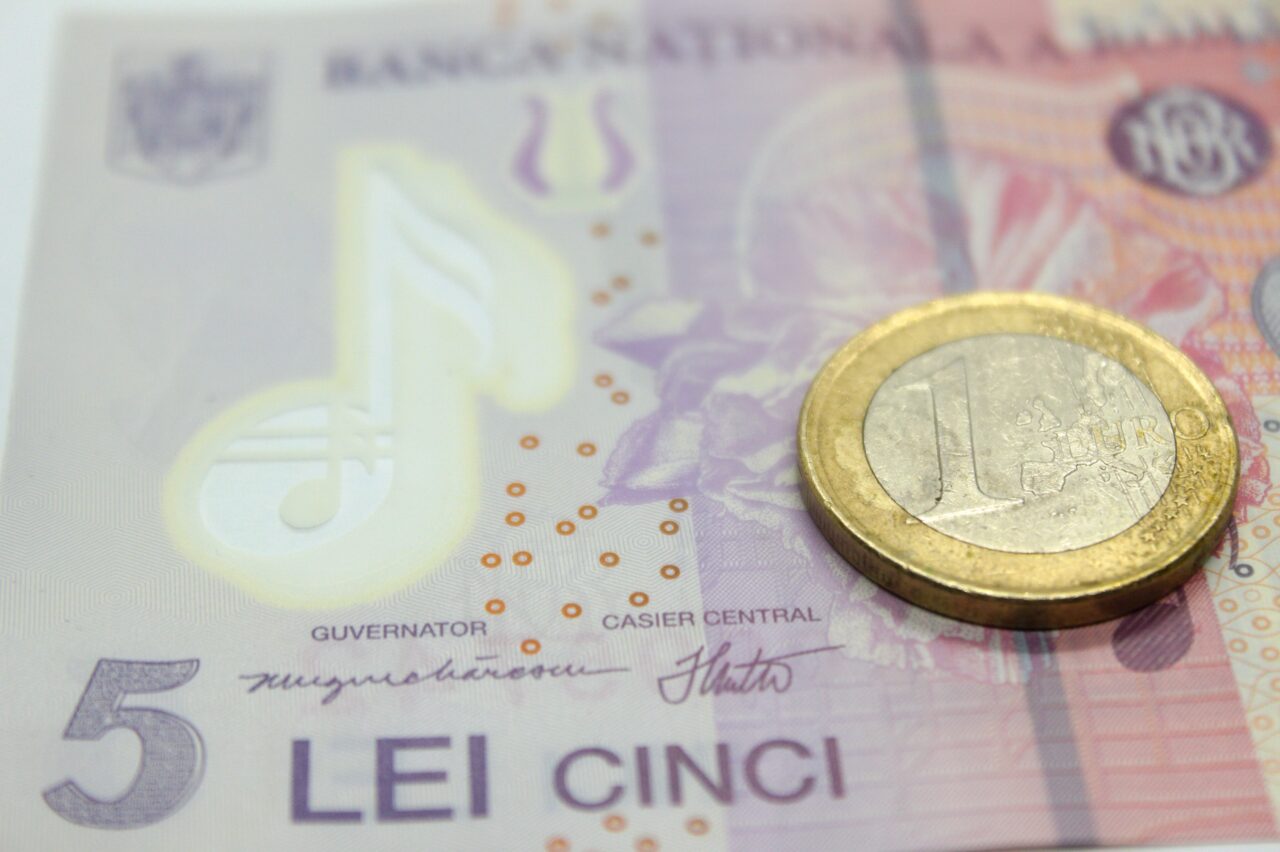 Analiștii anticipează că leul se va deprecia la peste 5 lei/euro, peste un an. „Încrederea în evoluţia viitoare a economiei continuă să se reducă”
