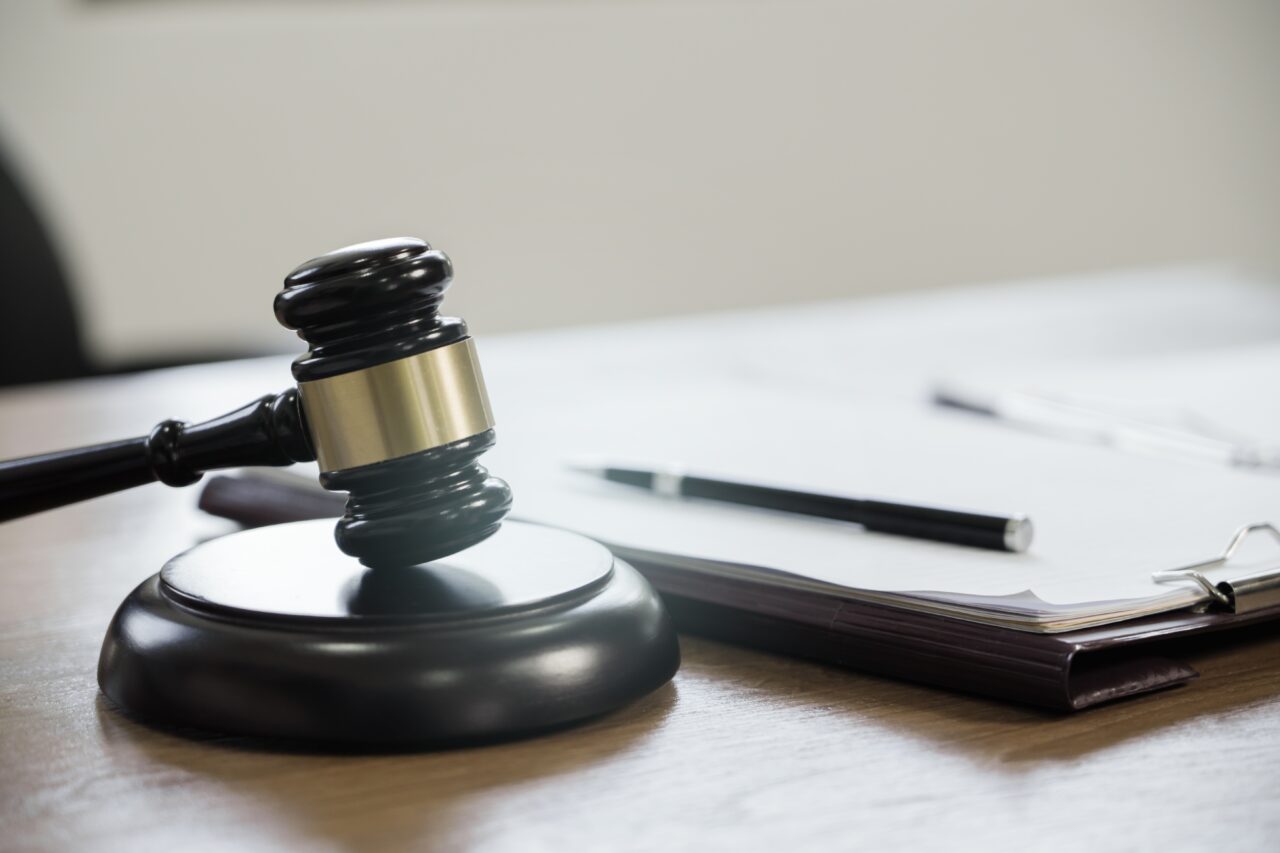 Ce soluții au dat magistrații privind deținerea de droguri și infracțiuni săvârșite sub influența lor? Inspecția Judiciară face un control național