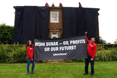 Greenpeace a drapat cu “petrol“ o casă a premierului britanic Sunak. Ce i se reproșează liderului de la Londra